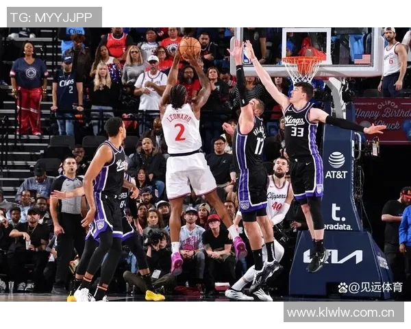 小琼斯与哈登小卡祖巴茨联手展现惊人净效率值得首发机会