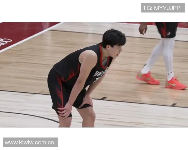 罗威飚中三分再度坐第一排杨瀚森与队友们欢乐庆祝瞬间回顾 罗威飚中三分再度坐第一排杨瀚森与队友们欢乐庆祝瞬间回顾