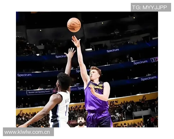 湖人训练场景曝光斯玛特紧逼八村里夫斯全力防守展现团队默契 湖人训练场景曝光斯玛特紧逼八村里夫斯全力防守展现团队默契