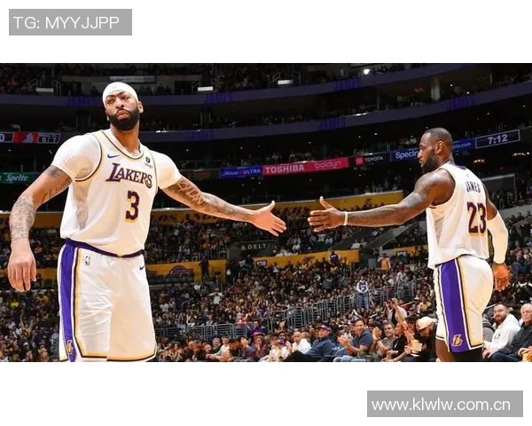 老詹与浓眉赛后同游游戏博主晒合影称赞詹姆斯为篮球之神 老詹与浓眉赛后同游游戏博主晒合影称赞詹姆斯为篮球之神